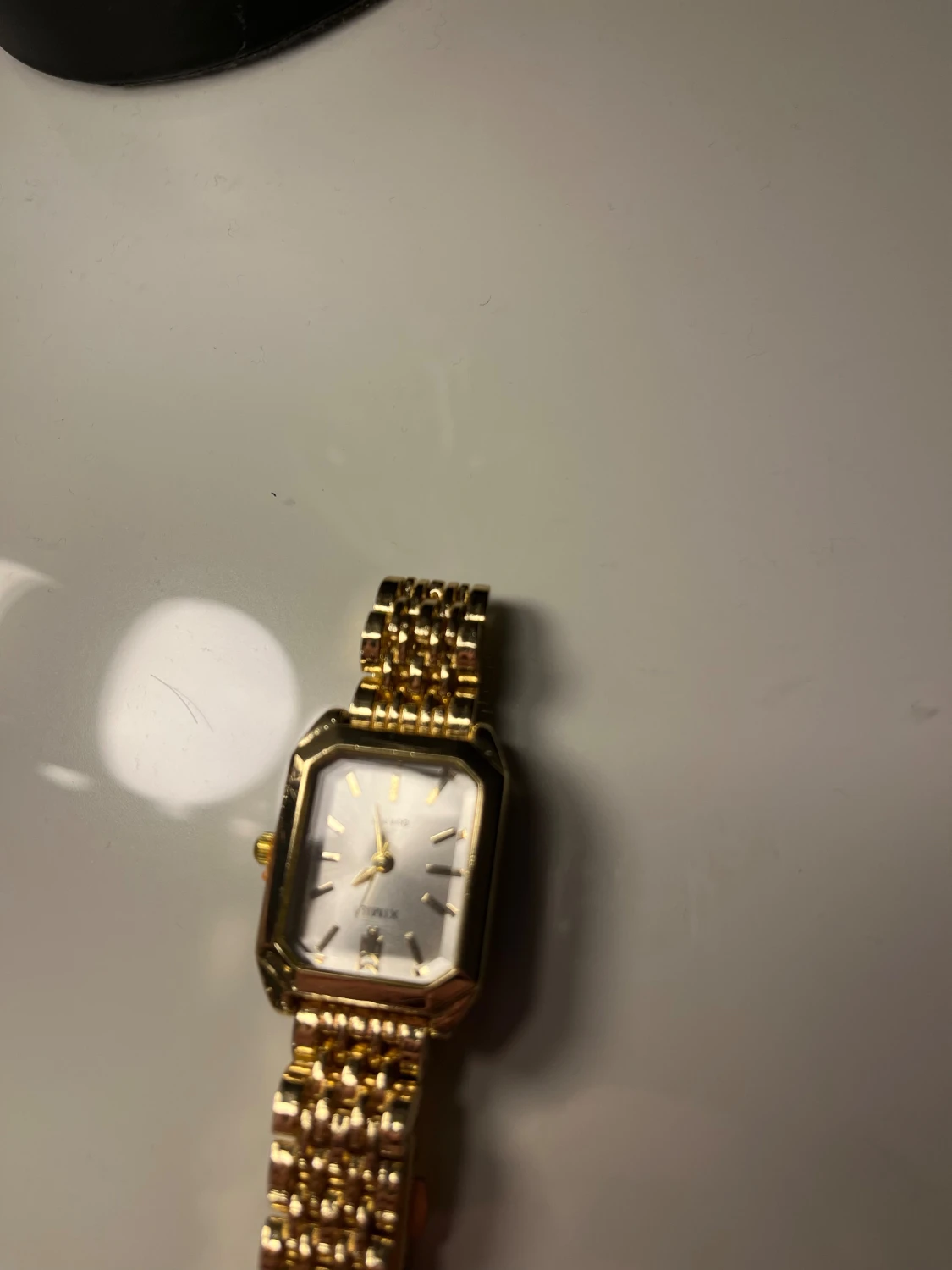 Guldfärgad fyrkantig klocka  - 1