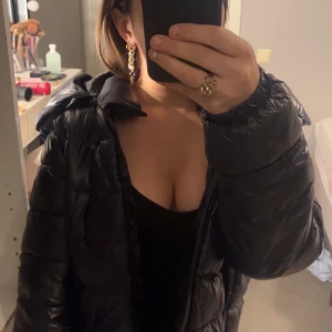 Svart vinter jacka från Lager 157  - Säljer en svart lager 157 . I storlek L passar jätte bra om man har tjock tröja under. 