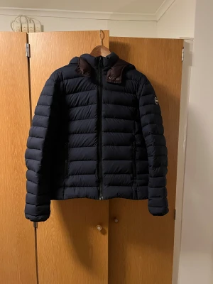 Colmar jacka - Vinterjacka från colmar. Riktigt snygg och varm. Nästintill nytt skick använd 10 gånger cirkus. Storlek 52 som motsvarar m. Passar mig som är runt 180. Hör av dig vid fundering.😜