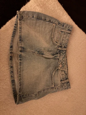 Miniskirt från Zara  - Jättefin jeanskjol från Zara, storlek XS. Säljes för 150kr, köptes för 399kr. Kom gärna med prisförslag 