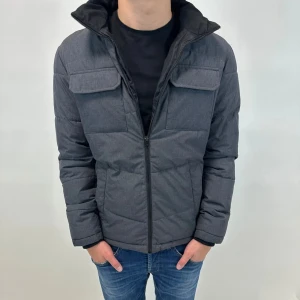 Dunjacka - Hej, säljer nu denna riktigt snygga dun jackan i storlek S som är perfekt nu till hösten/vintern! Skicket är 9/10 Vid minsta lilla fundering så är det bara att höra av sig