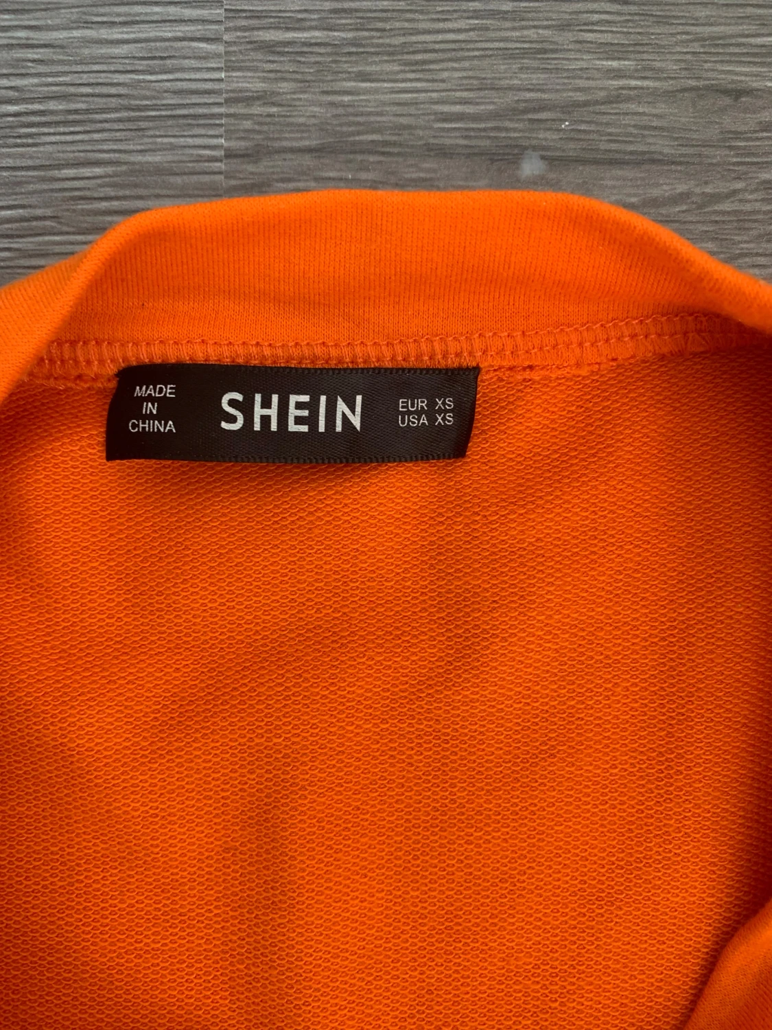 Croppad orange tröja från SHEIN - 1