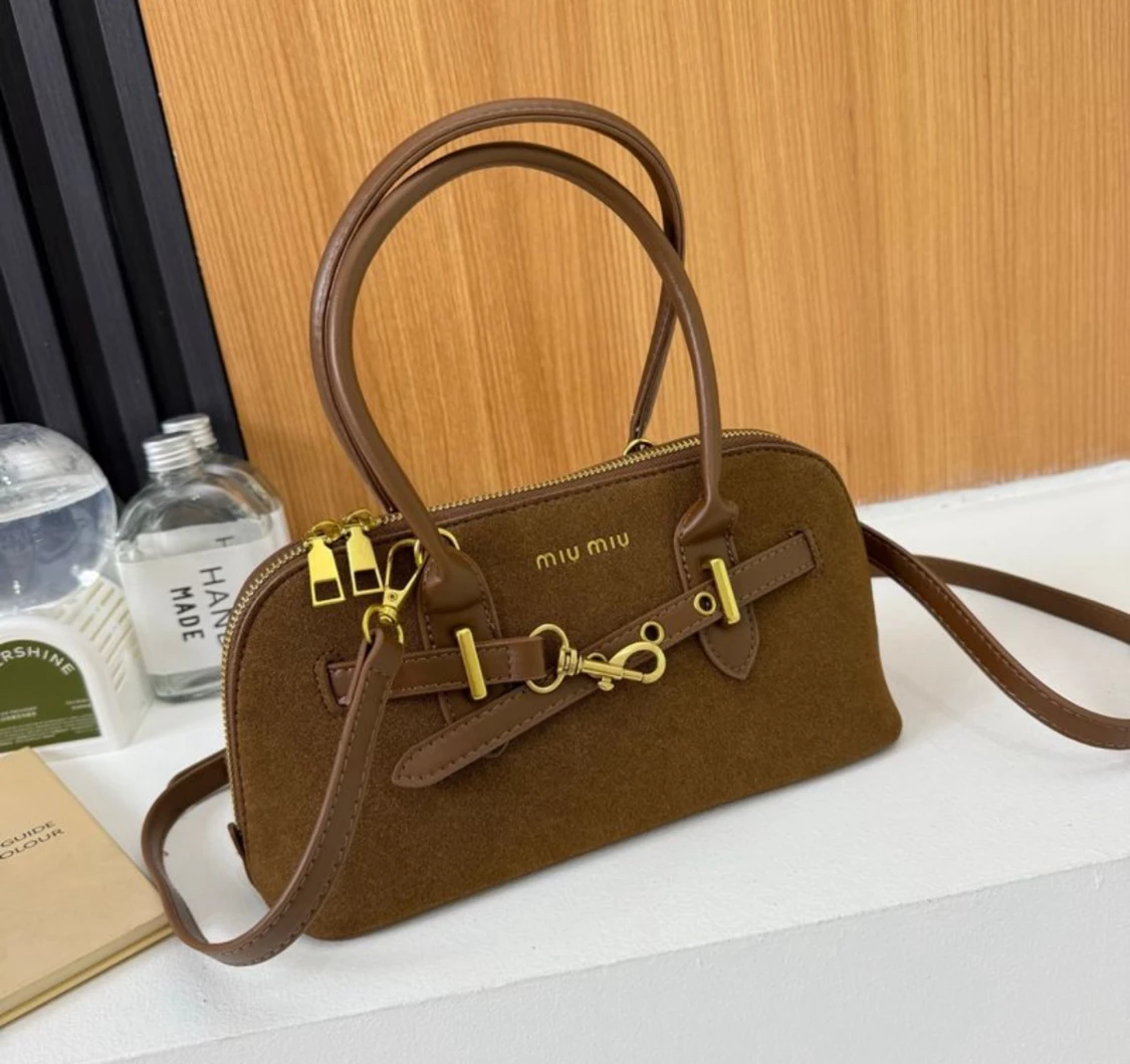 Miu Miu handväska i mocka med gulddetaljer - 4