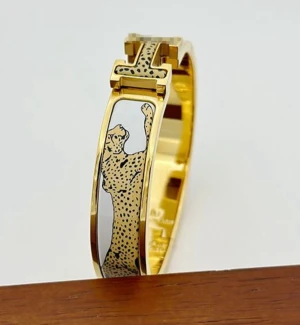 Färgstarka armband med djurmönster - Fyra snygga armband med guldfärgad metall och coola mönster: leopard i svart/vitt och gult, ett rosa med färgglada motiv, samt ett orangevitt zebramönster. Perfekta accessoarer för dig som vill sticka ut med djurinspirerad stil.