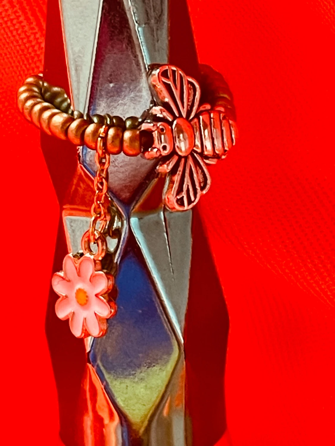 By prisförslag - justerbar Guldig pärlring med bi och blomma