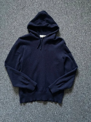 Kashmir Hoodie - Kashmir Hoodie från Sayless. Tröjan är i storlek M och är i mycket fin skick. Den är mörkblå och är mycket bekväm och mjuk, perfekt nu till vintern.                                            Nypris 899kr och säljer nu för dubder pris.       Hör av er vid frågor eller funderingar!