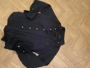 Mörkblå linneskjorta Polo Ralph Lauren - Snygg mörkblå linne skjorta från Polo Ralph Lauren, skjortan är i mycket fint skick, priset kan diskuteras vid snabb affär, knappt använd