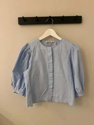 Blus från Zara - Supersöt ljusblå blus från Zara i storlek S. Blusen har dold knappstängning framtill. Bra skick. 