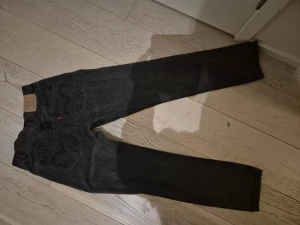 Levi's 501 grå jeans straight fit - Grå Levi's 501 jeans med klassisk straight fit och fem fickor.