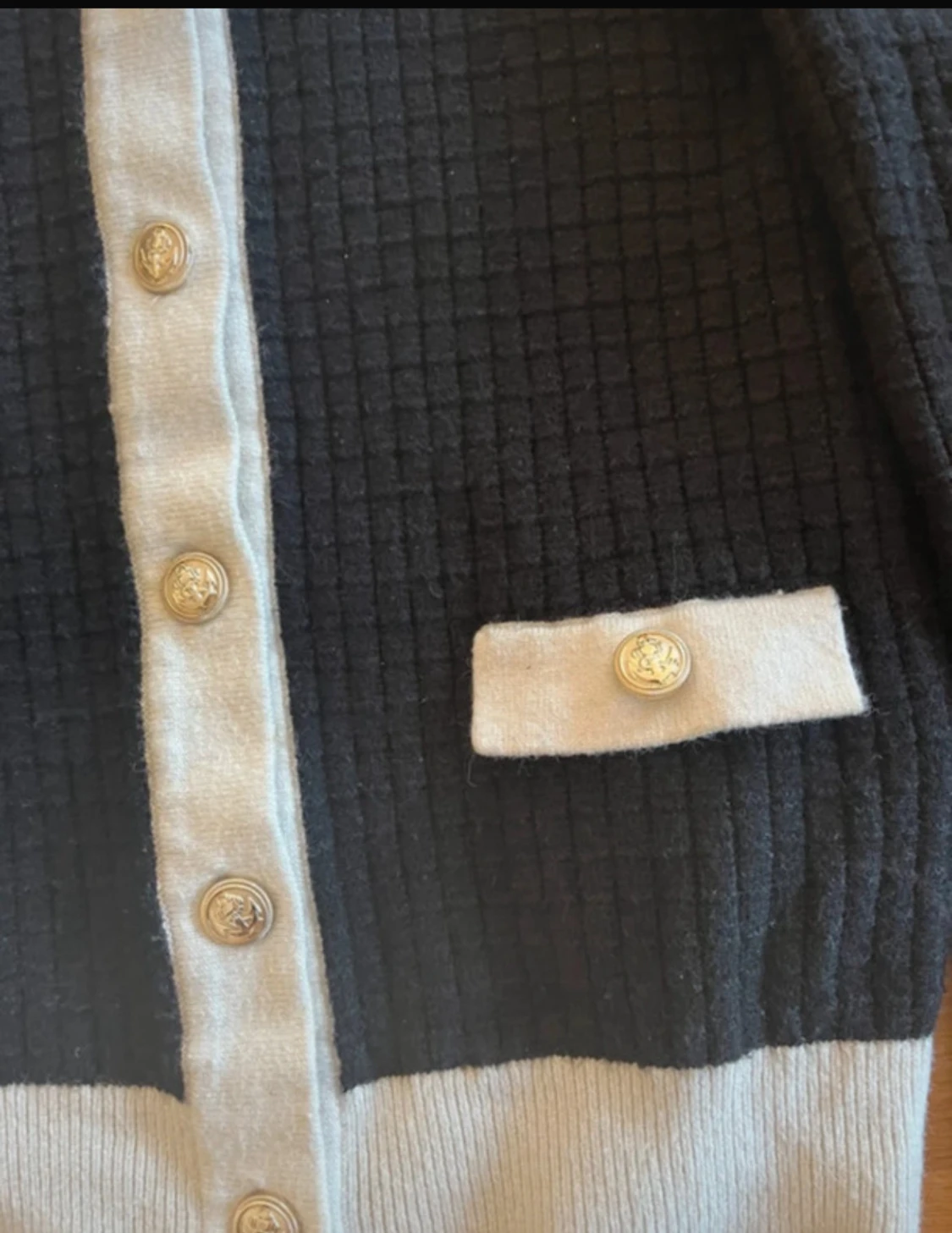 Svart och vit kofta med guldknappar - 2