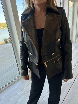 Svart skinnjacka Lars Wallin x Jofama - Snygg jacka från Lars Wallin. Finns få exemplar och är mycket svår att få tag på!😍😍