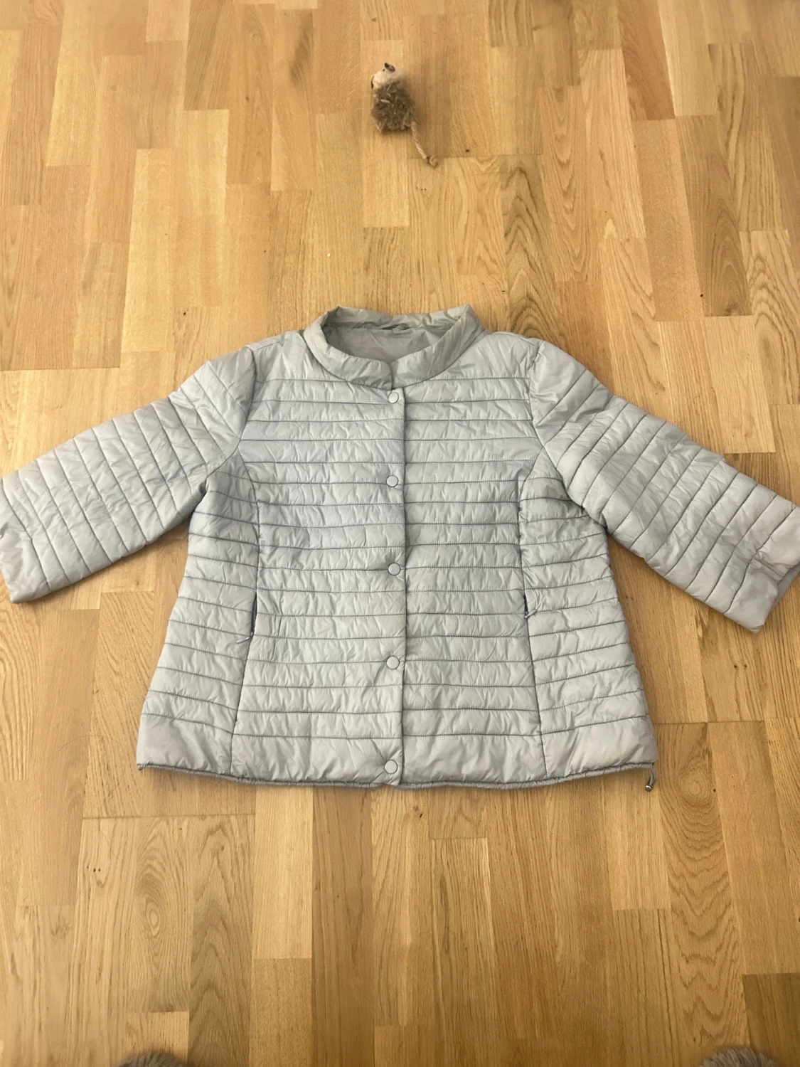 Ljusgrå quiltad pufferjacka - 1