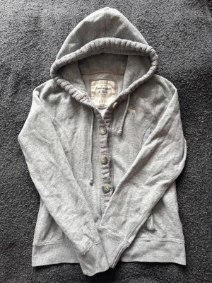 Huvtröja  - Abercrombie&fitch hoodie med knappar ❄️<3 Storlek L men den är mindre i storleken skulle säga Xs/S ❣️