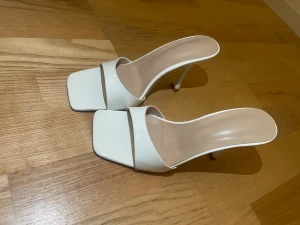 Vita klackar - Säljer ett par oanvända vita klackar. Jättefina men har ett par nästan likadana därav säljer