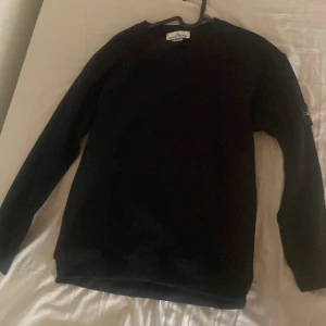 Svart tröja  från Stone Island - Svart tröja  från Stone island med storlek m, priset kan diskuteras 