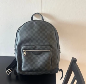 Louis vuitton joshua backpack - Säljer min louis vuitton ryggsäck i mycket gott skick! Inte använd mycket och har kvittot från butiken jag köpte den från.