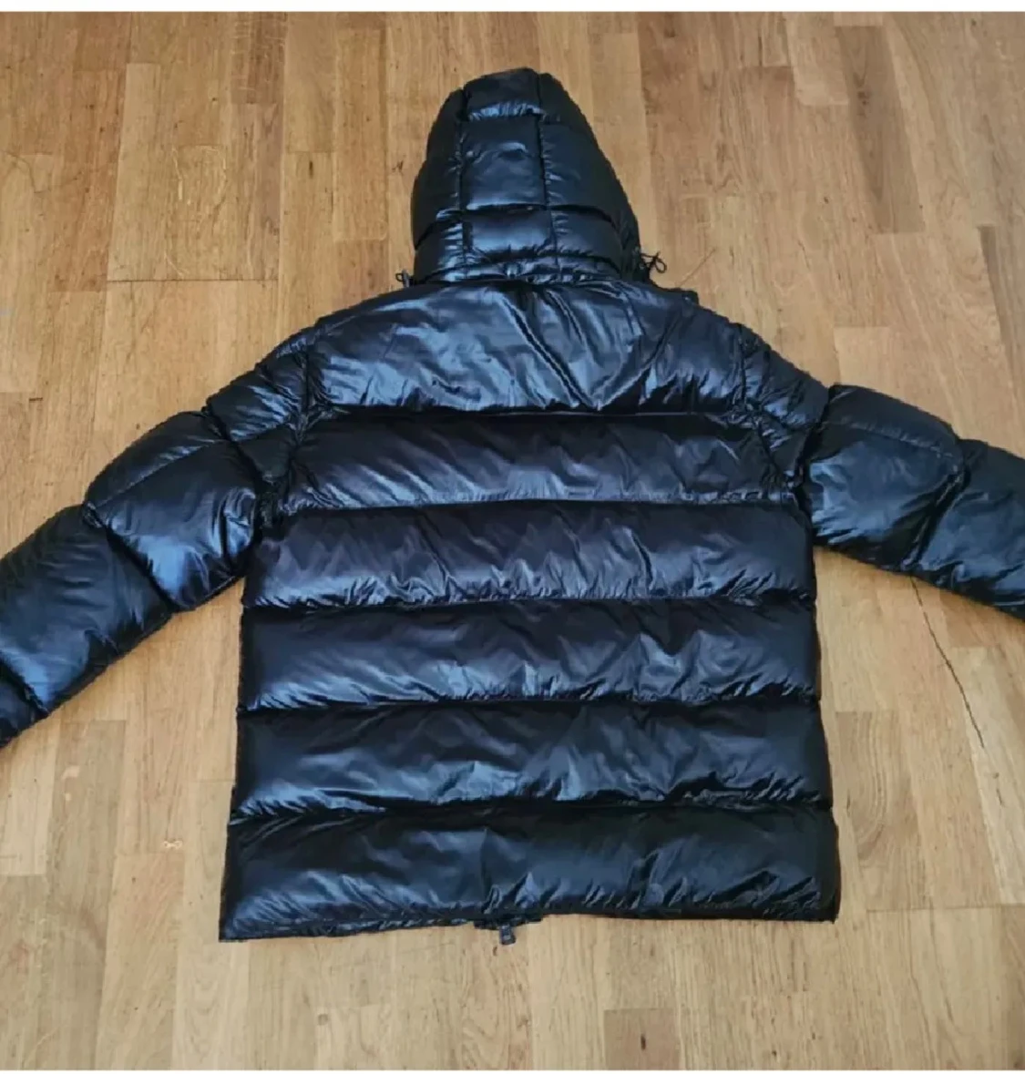 Svart Moncler dunjacka med huva - 1