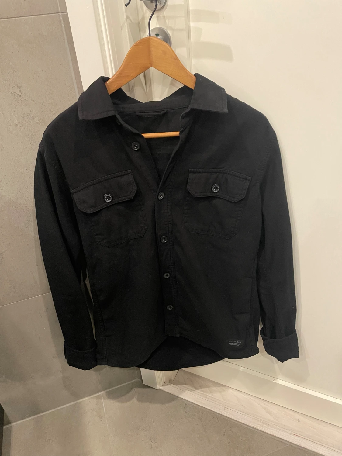 Svart overshirt med fickor