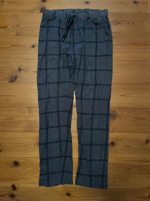 Hampton Republic Pyjamasbyxor - Väldigt mysiga mörkblåa pyjamasbyxor från Hampton Republic. Passformen är väldigt bra och de sitter inte heller för tight. Nästan helt oanvänd och har även inga skador eller fläckar. Den är av 100% bomull.                                                   Byxlängd: 97 cm                                   Midjemått: 34 cm                                   Säljer eftersom det inte passar mig längre. 