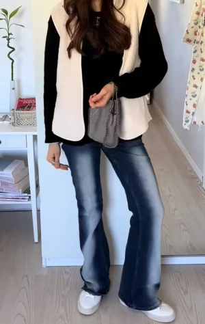 Weekday Bootcut low jeans - Populära snygga bootcut jeans i mörkblå tvätt med blekta partier längs benen. De är lowwaist och supersnygga!🩷🩷