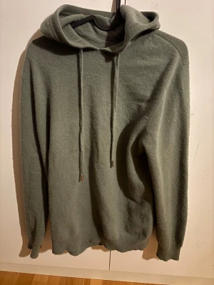 Merinoull hoodie  - Grön merinoull hoodie i storlek  S men passar även M. Använd fåtal gånger 