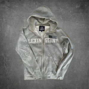 Lexington zip hoodie - Stilren Lexington Hoodie med tryck på bröstet | Storlek: S | Mycket bra skick! | Tveka inte att höra av vid funderingar!
