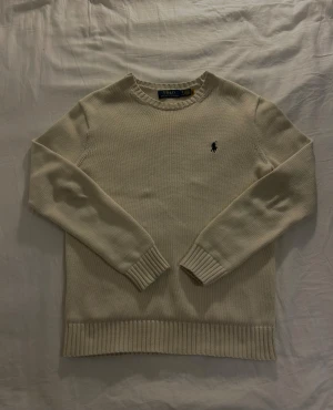 Beige stickad tröja Polo Ralph Lauren - Riktigt fet Polo Ralph Lauren tröja. Tröjan är beige och i storlek XS men passar även S. Köpte den för inte så länge sedan hos Johnells så den är 100 % äkta. Modellen på bilden är ca 173 cm. Kontakta vid intresse!  