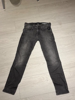 Replay svarta jeans waist 29 length 30 - Replay jeans av modell anbass slim fit