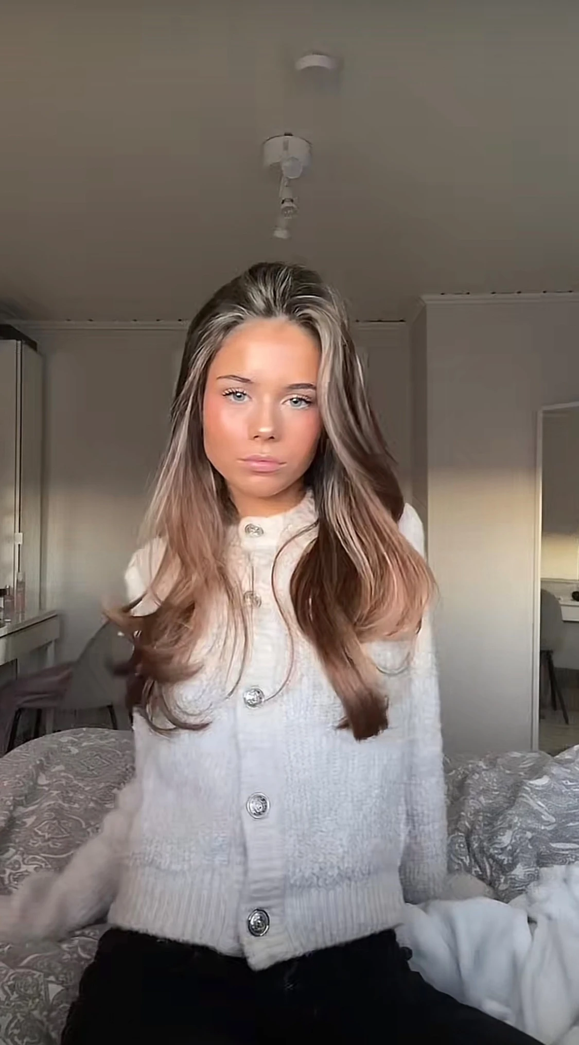 Vit stickad kofta med silvriga knappar