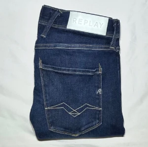 Replay jeans - Säljer ett par feta mörkblåa Replay jeans storlek W29 L32 / kan mötas Stockholm / priset är inte hugget i sten så kan gå ner i pris vid snabb affär / såklart äkta / nästan helt nya, inga defekter alls.