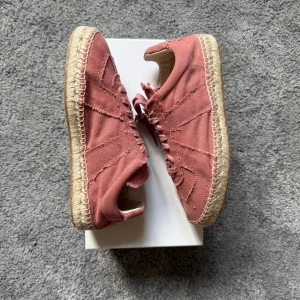 Maison Margiela Espadrilles (41-42)  - Vårens fetaste skor, maison margiela espadrilles✅ Skick: 10/10 Helt sprillans nya med box och dustbag!  Storlek: 41 passar också 42 garanterat✅ Nypris på 7 tusen och självklart är de autentiska! Skickas samma dag! ✅