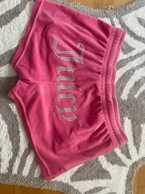 Juicy Couture rosa shorts - Säljer dessa mjukisshorts som jag knappt använt. Skulle säga att de är medelhöga i midjan och de är väldigt korta i modellen.
