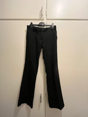 Svarta Vera flare kostymbyxor BikBok - Snygga svarta Vera flare kostymbyxor från BikBok i storlek 34. Byxorna har låg midja och bootcut. Passar mig som är 165cm lång