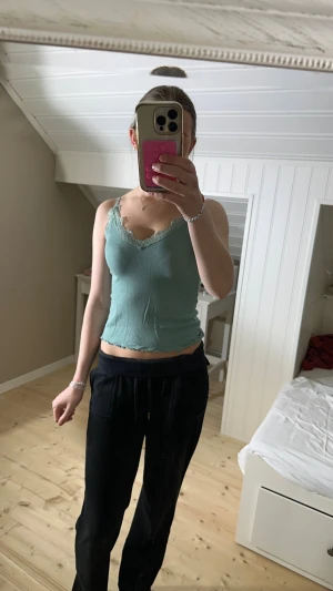 Mintgrön ribbad linnetopp från New Yorker - Säljer en mintgrön ribbad linnetopp från Amisu med spetsdetaljer vid v-ringningen och axelbanden. Toppen är croppad med vågig kant nertill och har en mjuk, stretchig känsla. Perfekt för dig som gillar en enkel men söt stil. Storlek M men passar också S toppen!💕