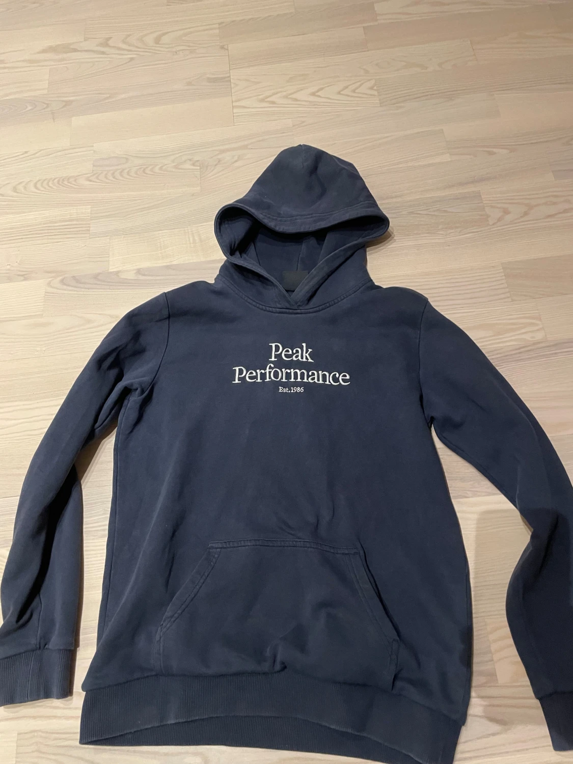 Mörkblå hoodie Peak Performance