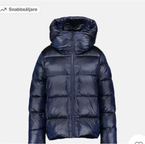 Vinterjacka - Säljer min nästan nya vinterjacka från Everest, väldigt bra skick och inga defekter. Stl 42 men passar M, skriv gärna för egna bilder🤗