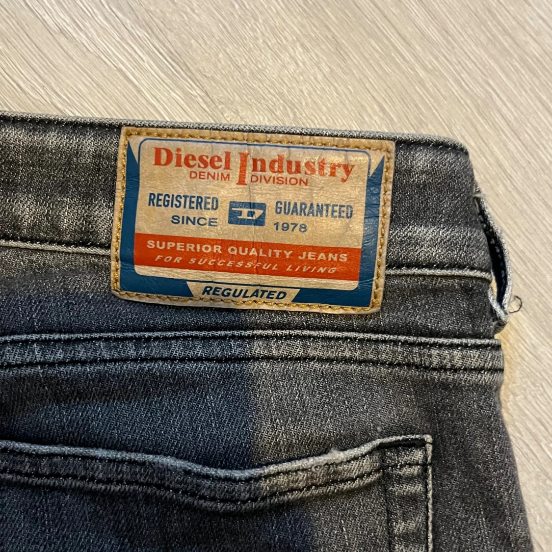Gråa diesel jeans - 1