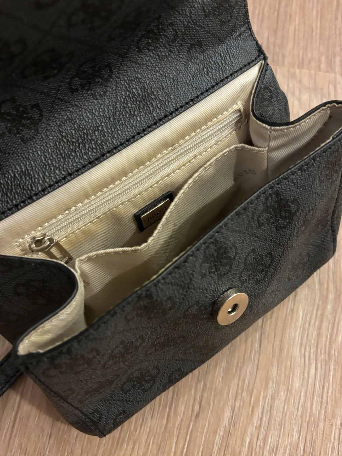 Svart väska från Guess  - 1