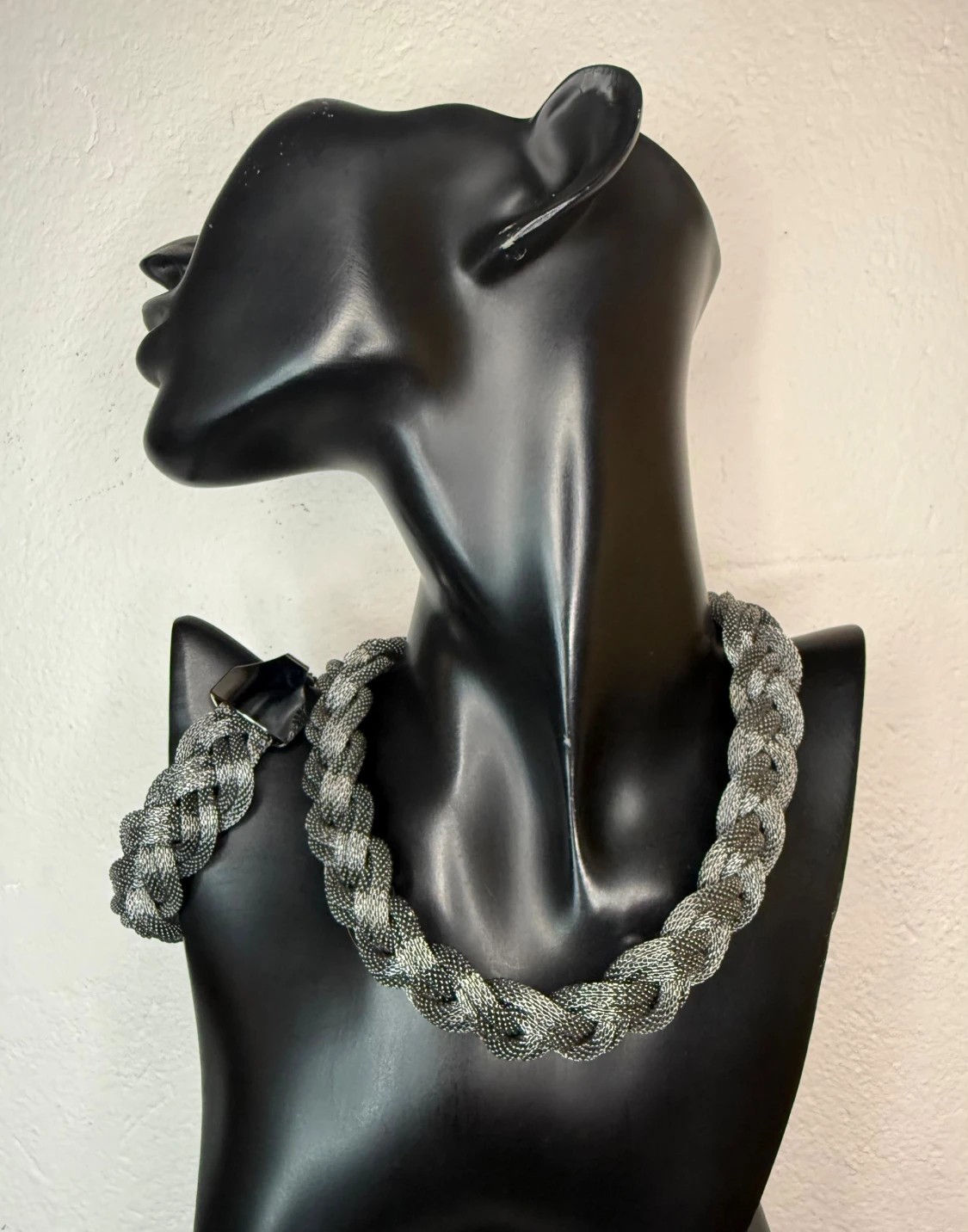 Flätat halsband & armband i metallmesh – kraftfullt statement i vintagestil