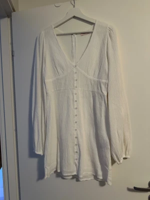 Vit klänning - Jag säljer min klänning ifrån Nelly. Den är helt oanvänd, endast testad.