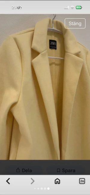 Ljusgul kavaj från Zara - Snygg ljusgul kavaj från Zara med klassisk krage och rak passform. Jackan har långa ärmar och är tillverkad i ett mjukt material som ger en clean och fräsch look. Perfekt för dig som vill sticka ut med en färgklick i garderoben.