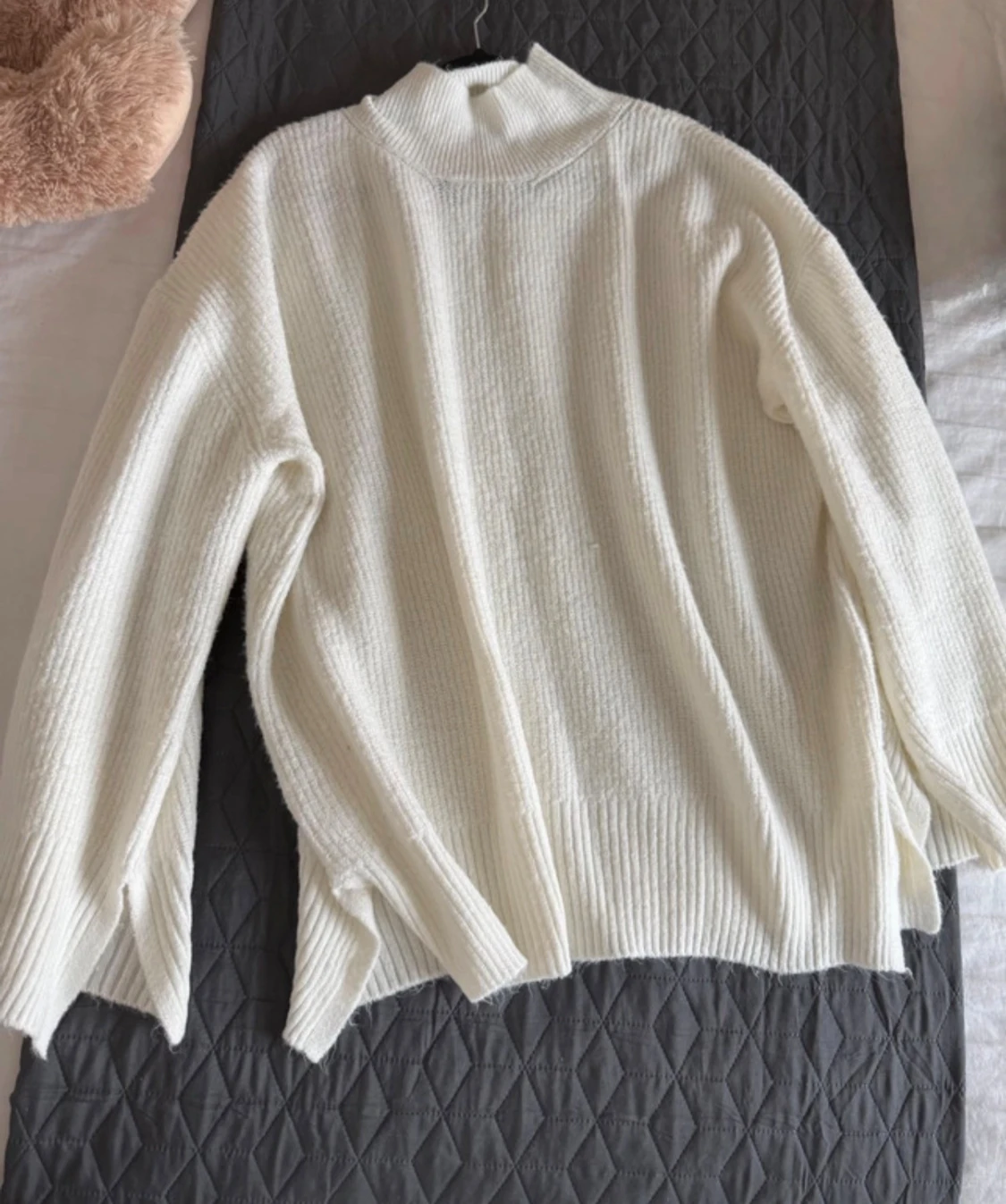 Vit ribbad polotröja med slits - 2