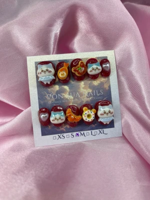 ChikaSnack (M);ExtraShortOval  - Supergulliga handgjorda press-on naglar i storlek M: 16 mm, 12 mm, 12,5 mm, 11,5 mm, 10 mm, med vinröd glitterbas och 3D-detaljer som Chikawa figurer, hjärtan, björnar och donuts. Naglarna har en extra kort oval form och är dekorerade med färgglada figurer. Perfekt för dig som vill ha unika och lekfulla naglar.