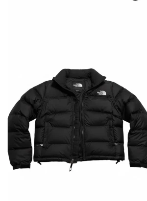 Svart pufferjacka från The North Face - Säljer en svart pufferjacka från The North Face i dammodell använd vid två tillfällen , storlek S. Jackan har hög krage, dragkedja framtill och broderad logga på både bröstet och ryggen. Perfekt för kalla dagar med sin fluffiga och isolerande design. Pris går såklart att diskuteras 