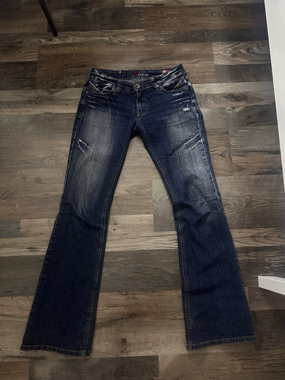 Mörkblåa lågmidjade jeans  - 4