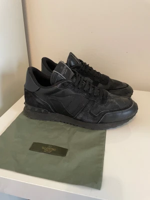Valentino rockrunner skor  - Säljer nu dessa Valentino rockrunner skor, skriv för fler bilder/frågor🙌🏼