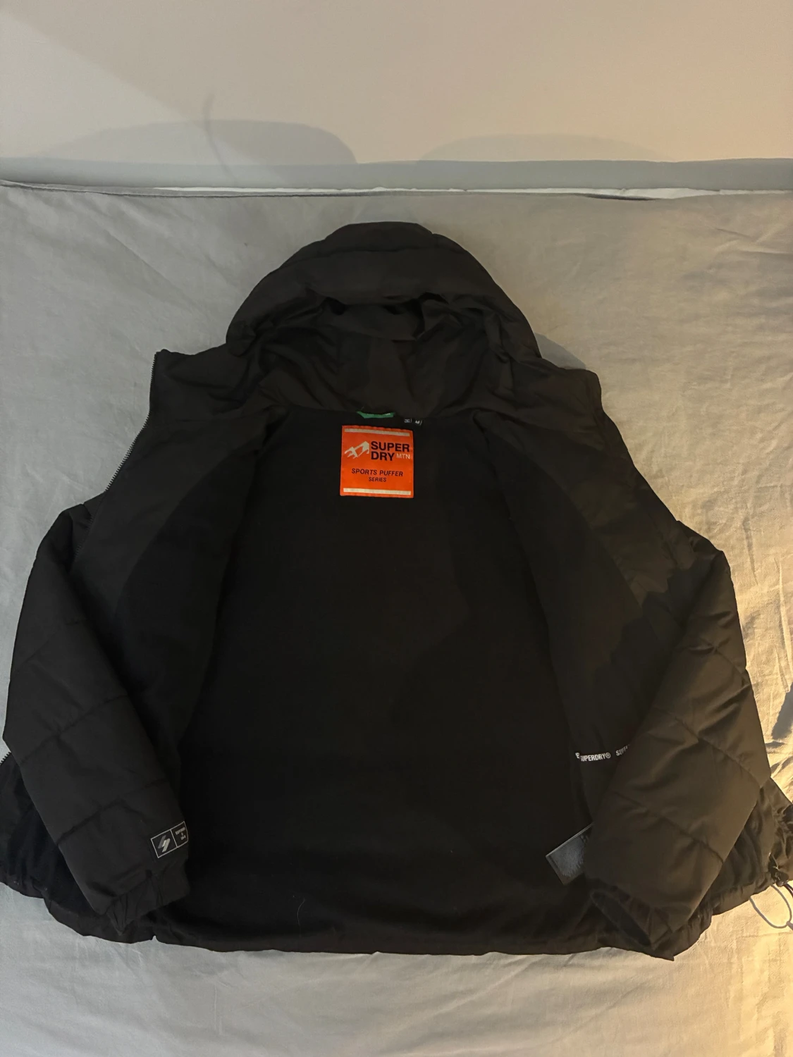 Svart pufferjacka från Superdry M - 1