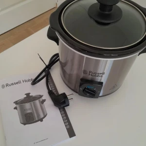 Russell Hobbs Slow Cooker - Russell Hobbs Slow Cooker i mycket fint skick, komplett med glaslock, innergryta och original manual. Inga synliga repor eller skador. Perfekt för långsam tillagning av grytor och soppor. Enkel att använda med justerbar värmeinställning.