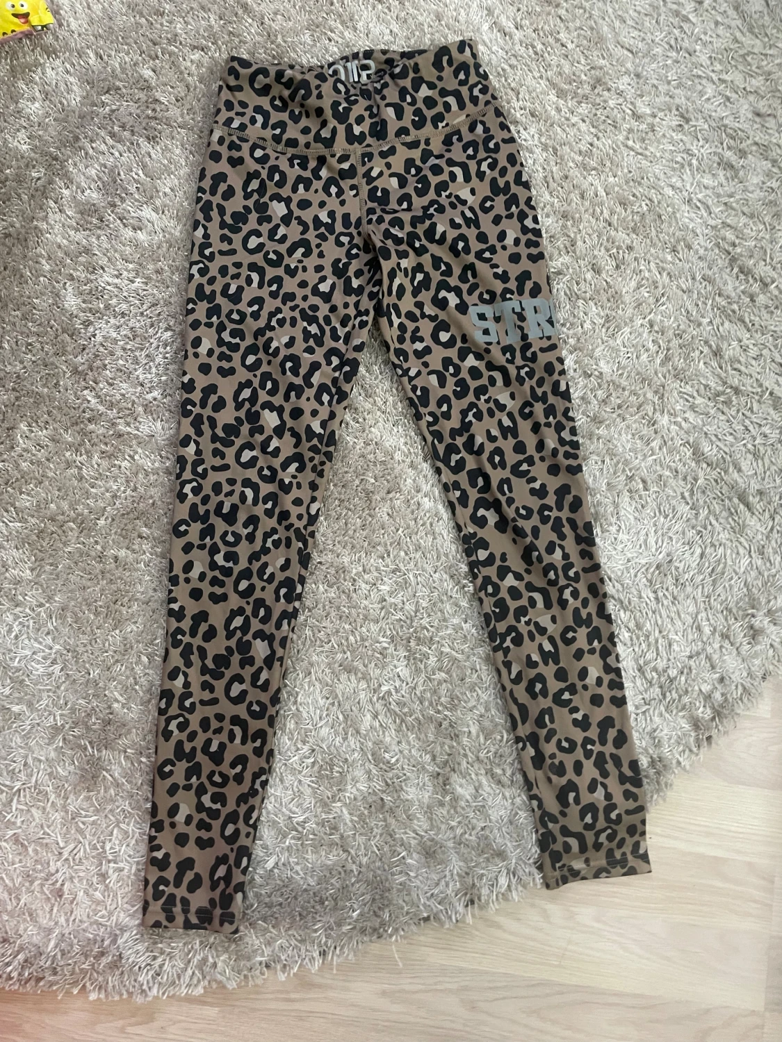 Leopardmönstrade träningsbyxor