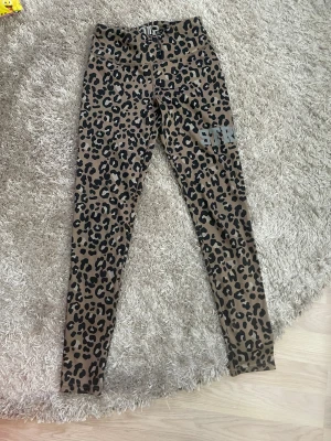 Leopardmönstrade träningsbyxor   - Snygga leopardmönstrade tränings byxor som är köpa på Gekås Ullared. Använts få gånger. Storlek 146/152.